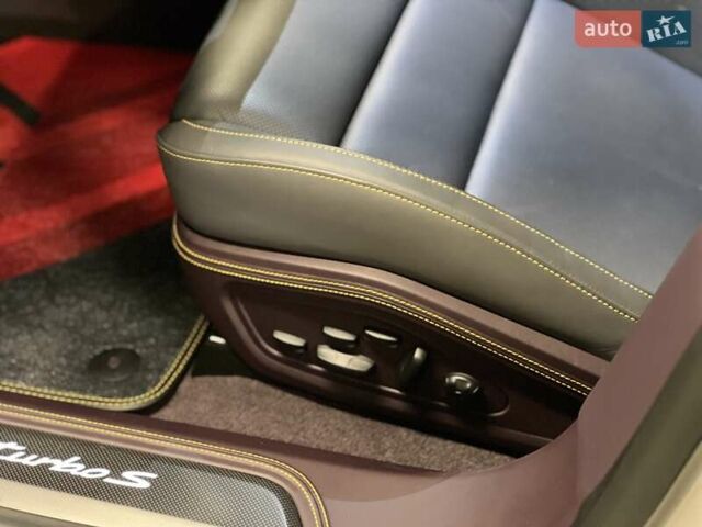 Серый Порше Тайкан, объемом двигателя 0 л и пробегом 9 тыс. км за 175379 $, фото 39 на Automoto.ua