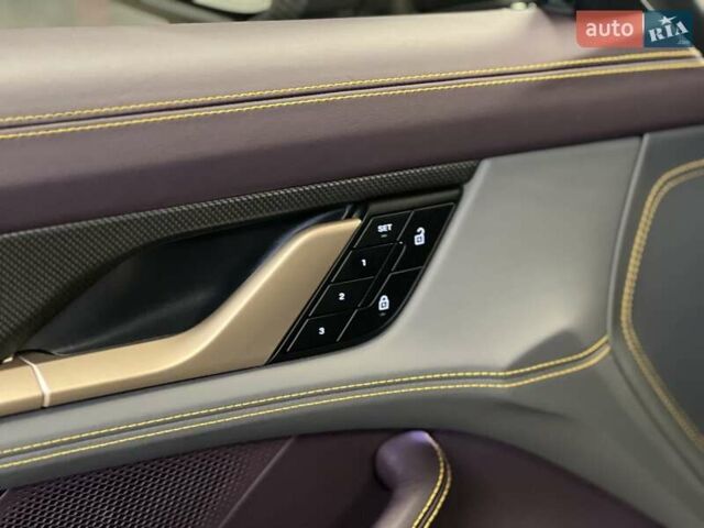 Серый Порше Тайкан, объемом двигателя 0 л и пробегом 9 тыс. км за 175379 $, фото 36 на Automoto.ua