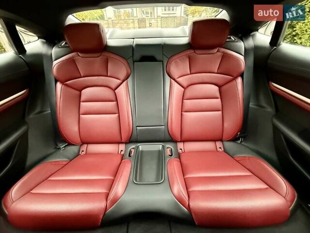 Синий Порше Тайкан, объемом двигателя 0 л и пробегом 38 тыс. км за 73000 $, фото 5 на Automoto.ua