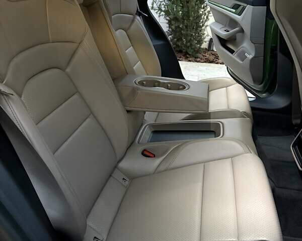 Зелений Порше Тайкан, об'ємом двигуна 0 л та пробігом 32 тис. км за 72000 $, фото 40 на Automoto.ua