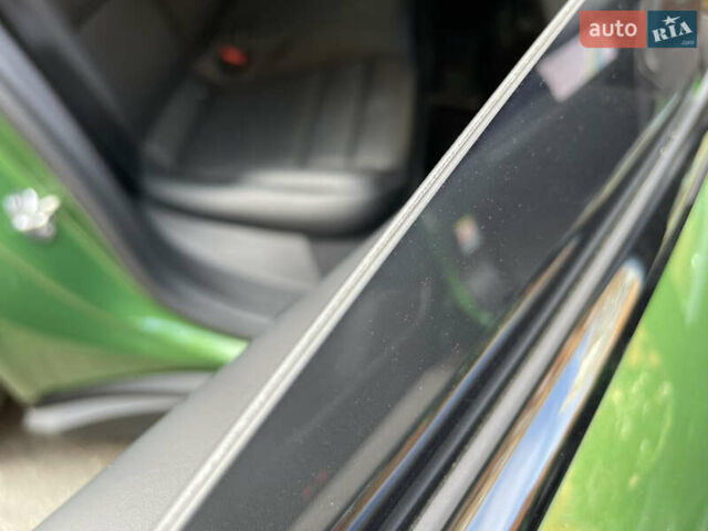 Зелений Порше Тайкан, об'ємом двигуна 0 л та пробігом 70 тис. км за 73000 $, фото 50 на Automoto.ua