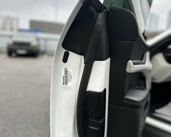 Белый Порше Taycan Cross Turismo, объемом двигателя 0 л и пробегом 81 тыс. км за 70000 $, фото 26 на Automoto.ua