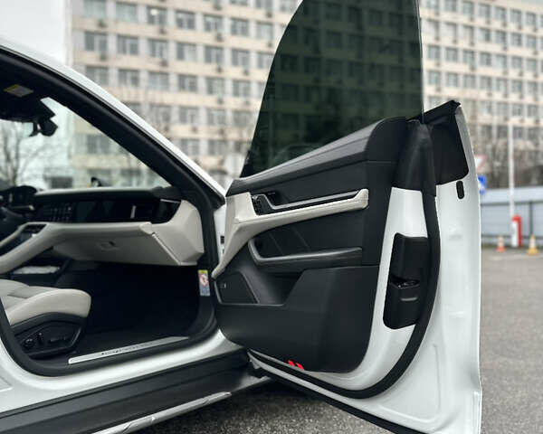 Белый Порше Taycan Cross Turismo, объемом двигателя 0 л и пробегом 81 тыс. км за 70000 $, фото 7 на Automoto.ua