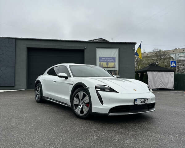 Белый Порше Taycan Cross Turismo, объемом двигателя 0 л и пробегом 81 тыс. км за 70000 $, фото 2 на Automoto.ua