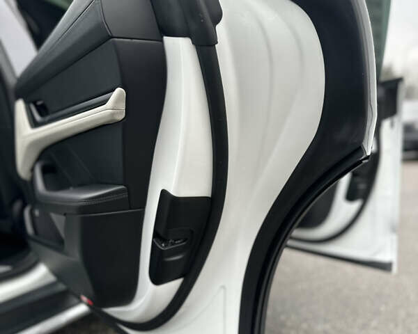 Белый Порше Taycan Cross Turismo, объемом двигателя 0 л и пробегом 81 тыс. км за 70000 $, фото 10 на Automoto.ua