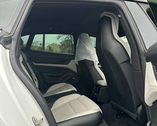 Белый Порше Taycan Cross Turismo, объемом двигателя 0 л и пробегом 81 тыс. км за 70000 $, фото 9 на Automoto.ua