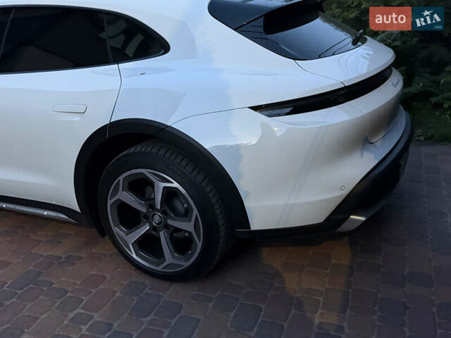 Білий Порше Taycan Cross Turismo, об'ємом двигуна 0 л та пробігом 33 тис. км за 69000 $, фото 2 на Automoto.ua
