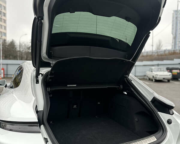 Белый Порше Taycan Cross Turismo, объемом двигателя 0 л и пробегом 81 тыс. км за 70000 $, фото 13 на Automoto.ua