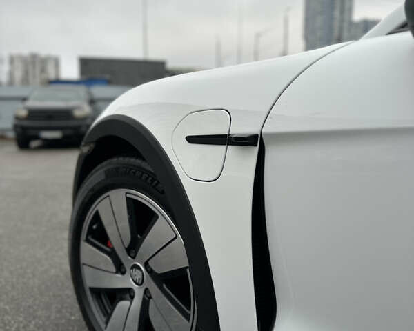 Белый Порше Taycan Cross Turismo, объемом двигателя 0 л и пробегом 81 тыс. км за 70000 $, фото 14 на Automoto.ua