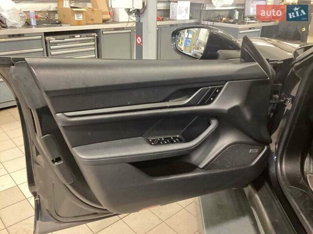 Черный Порше Taycan Cross Turismo, объемом двигателя 0 л и пробегом 39 тыс. км за 66900 $, фото 11 на Automoto.ua