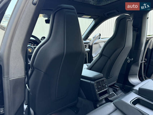 Черный Порше Taycan Cross Turismo, объемом двигателя 0 л и пробегом 15 тыс. км за 85000 $, фото 51 на Automoto.ua