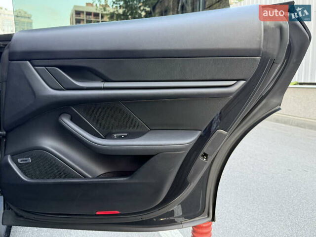 Черный Порше Taycan Cross Turismo, объемом двигателя 0 л и пробегом 15 тыс. км за 88000 $, фото 58 на Automoto.ua