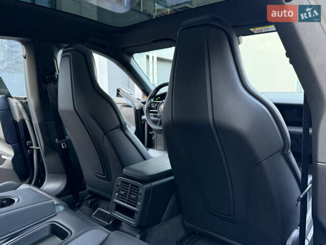 Черный Порше Taycan Cross Turismo, объемом двигателя 0 л и пробегом 15 тыс. км за 85000 $, фото 50 на Automoto.ua