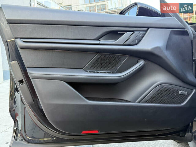 Черный Порше Taycan Cross Turismo, объемом двигателя 0 л и пробегом 15 тыс. км за 85000 $, фото 54 на Automoto.ua