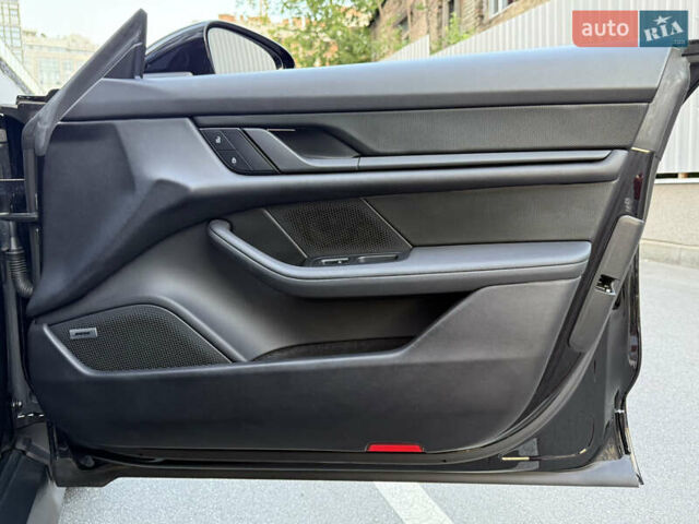 Черный Порше Taycan Cross Turismo, объемом двигателя 0 л и пробегом 15 тыс. км за 85000 $, фото 57 на Automoto.ua