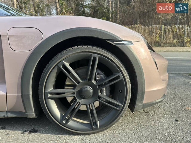 Фиолетовый Порше Taycan Cross Turismo, объемом двигателя 0 л и пробегом 29 тыс. км за 70000 $, фото 10 на Automoto.ua