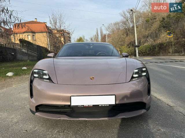 Фиолетовый Порше Taycan Cross Turismo, объемом двигателя 0 л и пробегом 29 тыс. км за 70000 $, фото 8 на Automoto.ua