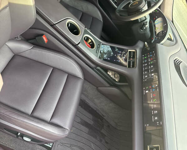 Фиолетовый Порше Taycan Cross Turismo, объемом двигателя 0 л и пробегом 29 тыс. км за 70000 $, фото 11 на Automoto.ua