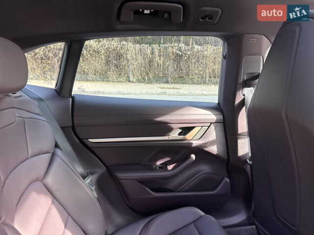 Фиолетовый Порше Taycan Cross Turismo, объемом двигателя 0 л и пробегом 29 тыс. км за 70000 $, фото 17 на Automoto.ua