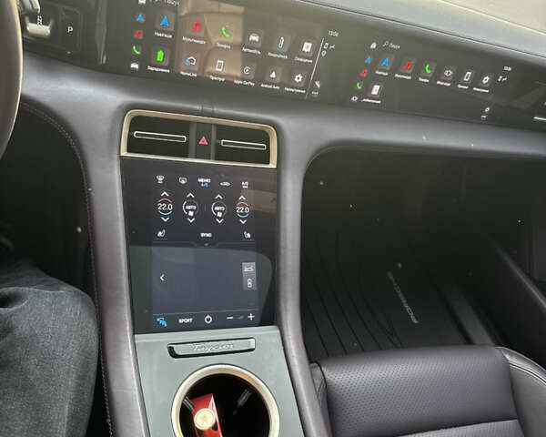 Фиолетовый Порше Taycan Cross Turismo, объемом двигателя 0 л и пробегом 29 тыс. км за 70000 $, фото 23 на Automoto.ua