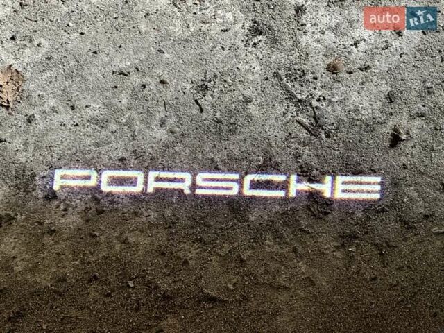 Красный Порше Taycan Cross Turismo, объемом двигателя 0 л и пробегом 106 тыс. км за 57500 $, фото 65 на Automoto.ua