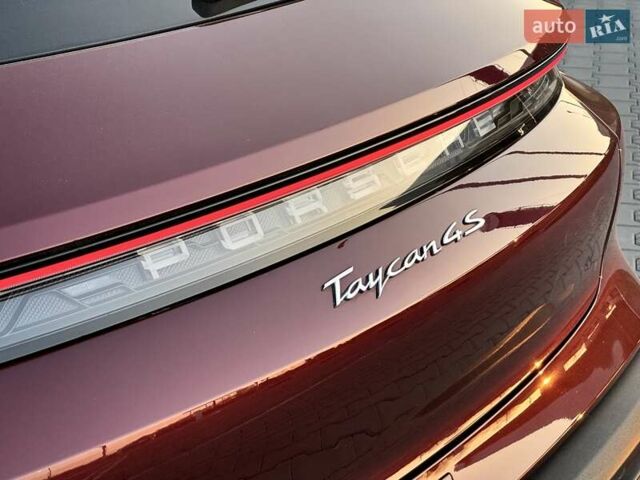 Красный Порше Taycan Cross Turismo, объемом двигателя 0 л и пробегом 106 тыс. км за 57500 $, фото 14 на Automoto.ua