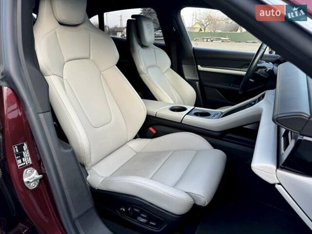 Красный Порше Taycan Cross Turismo, объемом двигателя 0 л и пробегом 106 тыс. км за 57500 $, фото 56 на Automoto.ua