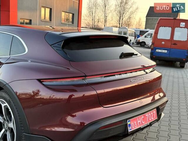 Красный Порше Taycan Cross Turismo, объемом двигателя 0 л и пробегом 106 тыс. км за 57500 $, фото 12 на Automoto.ua