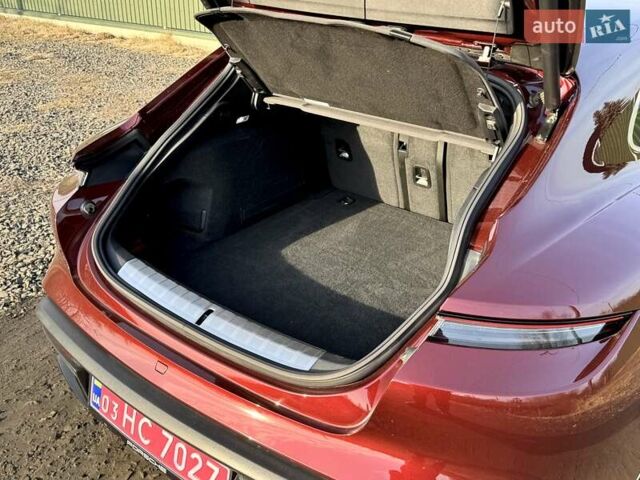 Красный Порше Taycan Cross Turismo, объемом двигателя 0 л и пробегом 106 тыс. км за 57500 $, фото 19 на Automoto.ua