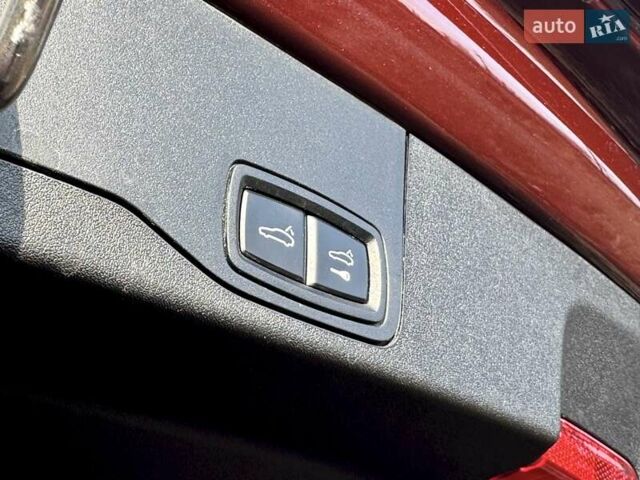 Красный Порше Taycan Cross Turismo, объемом двигателя 0 л и пробегом 106 тыс. км за 57500 $, фото 20 на Automoto.ua