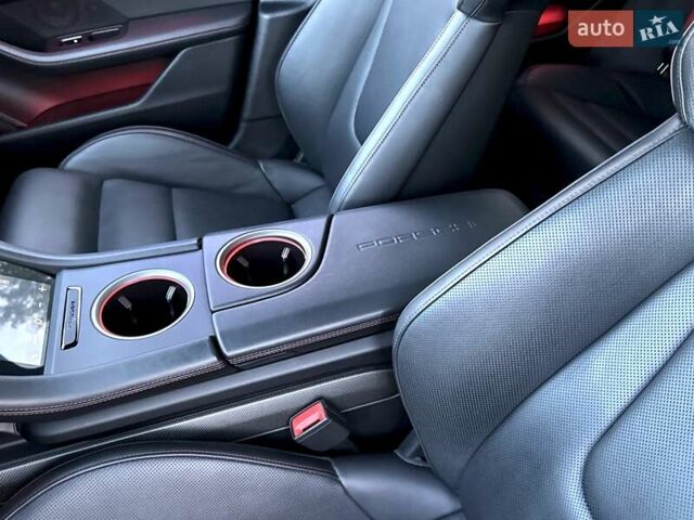 Червоний Порше Taycan Cross Turismo, об'ємом двигуна 0 л та пробігом 72 тис. км за 61500 $, фото 49 на Automoto.ua