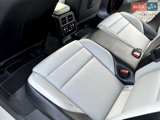 Красный Порше Taycan Cross Turismo, объемом двигателя 0 л и пробегом 106 тыс. км за 57500 $, фото 62 на Automoto.ua