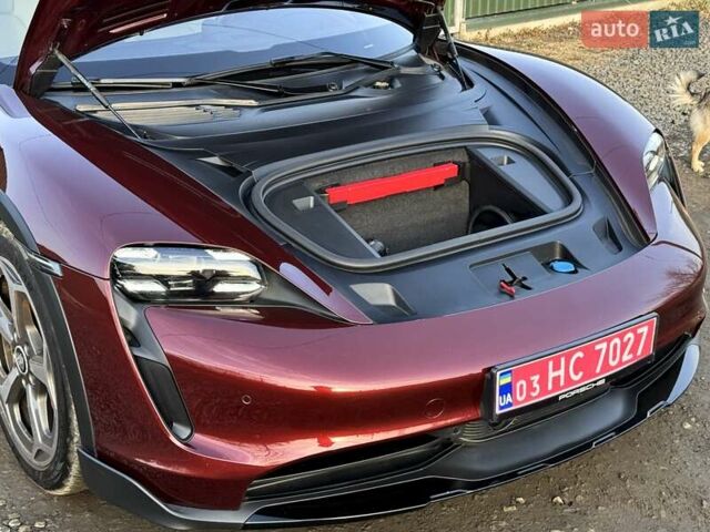 Красный Порше Taycan Cross Turismo, объемом двигателя 0 л и пробегом 106 тыс. км за 57500 $, фото 17 на Automoto.ua