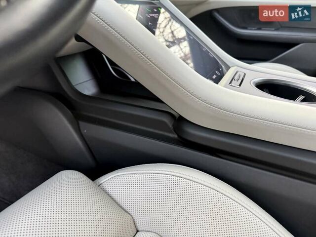 Красный Порше Taycan Cross Turismo, объемом двигателя 0 л и пробегом 106 тыс. км за 57500 $, фото 37 на Automoto.ua