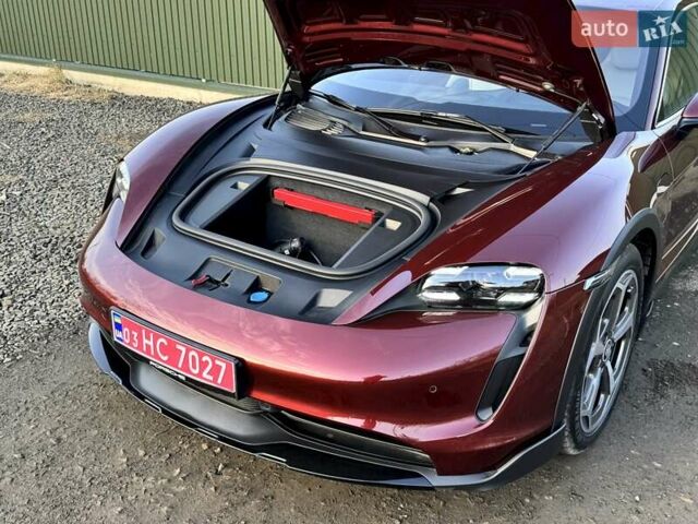 Красный Порше Taycan Cross Turismo, объемом двигателя 0 л и пробегом 106 тыс. км за 57500 $, фото 18 на Automoto.ua