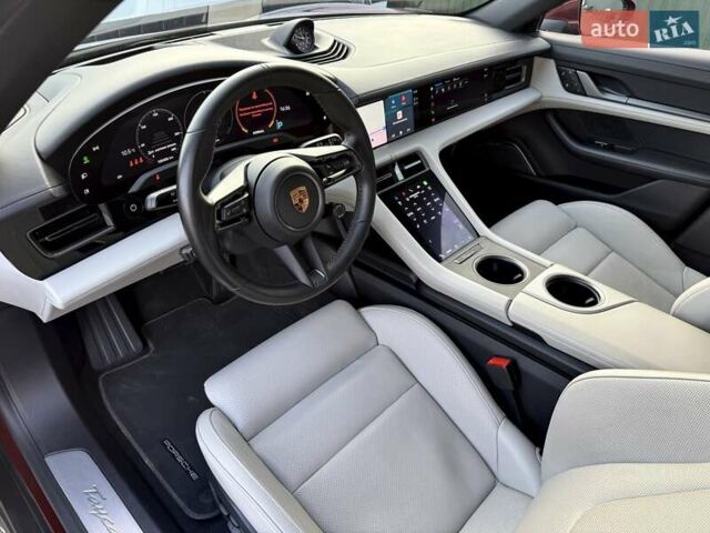 Красный Порше Taycan Cross Turismo, объемом двигателя 0 л и пробегом 106 тыс. км за 57500 $, фото 34 на Automoto.ua
