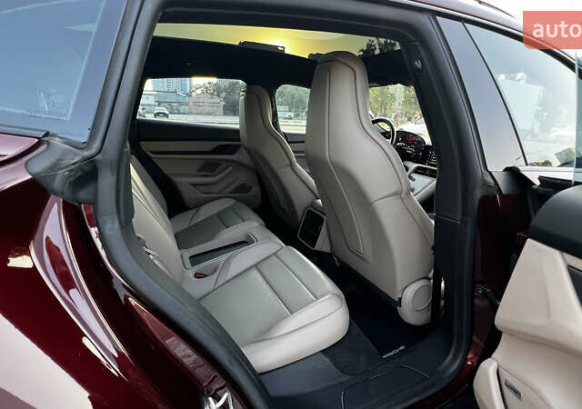 Красный Порше Taycan Cross Turismo, объемом двигателя 0 л и пробегом 88 тыс. км за 69999 $, фото 26 на Automoto.ua
