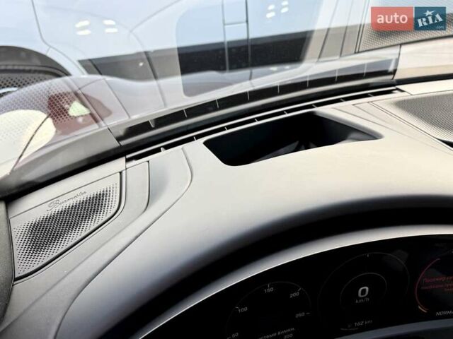 Красный Порше Taycan Cross Turismo, объемом двигателя 0 л и пробегом 106 тыс. км за 57500 $, фото 28 на Automoto.ua