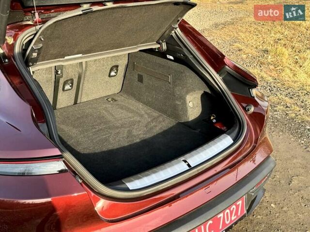 Красный Порше Taycan Cross Turismo, объемом двигателя 0 л и пробегом 106 тыс. км за 57500 $, фото 21 на Automoto.ua