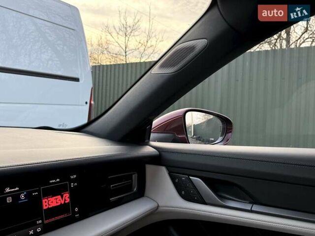 Красный Порше Taycan Cross Turismo, объемом двигателя 0 л и пробегом 106 тыс. км за 57500 $, фото 46 на Automoto.ua