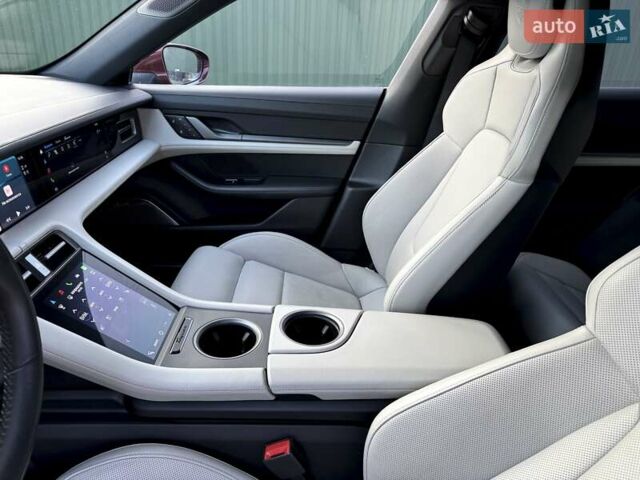 Красный Порше Taycan Cross Turismo, объемом двигателя 0 л и пробегом 106 тыс. км за 57500 $, фото 35 на Automoto.ua