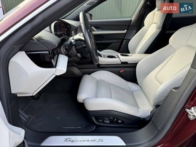 Красный Порше Taycan Cross Turismo, объемом двигателя 0 л и пробегом 106 тыс. км за 57500 $, фото 31 на Automoto.ua