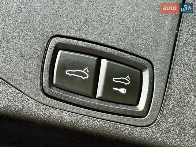 Червоний Порше Taycan Cross Turismo, об'ємом двигуна 0 л та пробігом 72 тис. км за 61500 $, фото 25 на Automoto.ua