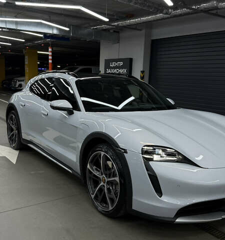 Серый Порше Taycan Cross Turismo, объемом двигателя 0 л и пробегом 89 тыс. км за 65000 $, фото 4 на Automoto.ua