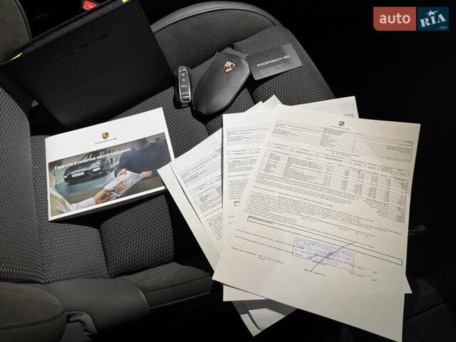 Серый Порше Taycan Cross Turismo, объемом двигателя 0 л и пробегом 1 тыс. км за 115900 $, фото 125 на Automoto.ua