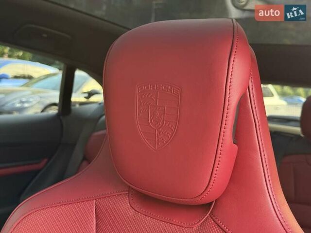 Сірий Порше Taycan Cross Turismo, об'ємом двигуна 0 л та пробігом 13 тис. км за 95000 $, фото 32 на Automoto.ua