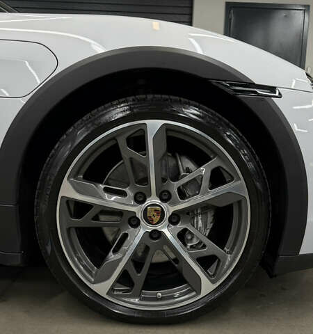 Серый Порше Taycan Cross Turismo, объемом двигателя 0 л и пробегом 89 тыс. км за 65000 $, фото 2 на Automoto.ua