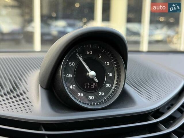 Сірий Порше Taycan Cross Turismo, об'ємом двигуна 0 л та пробігом 13 тис. км за 95000 $, фото 24 на Automoto.ua