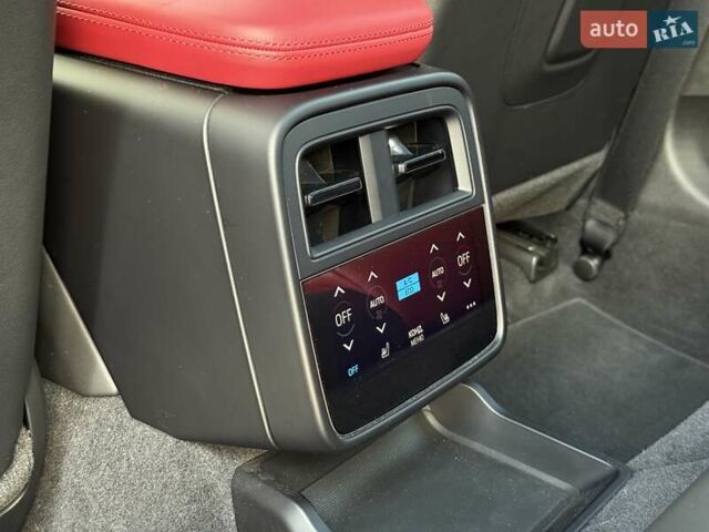Сірий Порше Taycan Cross Turismo, об'ємом двигуна 0 л та пробігом 13 тис. км за 95000 $, фото 35 на Automoto.ua