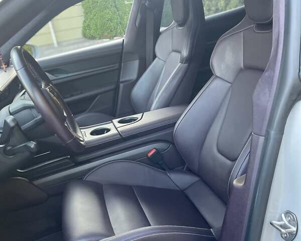 Серый Порше Taycan Cross Turismo, объемом двигателя 0 л и пробегом 31 тыс. км за 86490 $, фото 16 на Automoto.ua